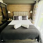 Pebble Lodge With Hot Tub