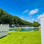 Pebble Lodge With Hot Tub